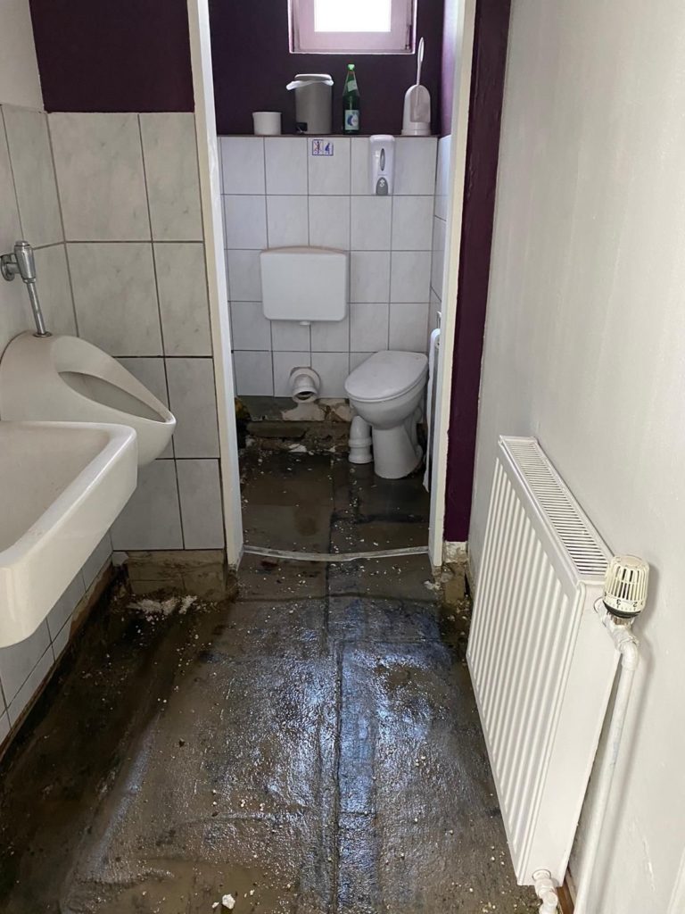 Auch die Toiletten der IFAK wurden Opfer der Flut, die Spenden des Beratungshauses Consileon helfen beim Neuaufbau