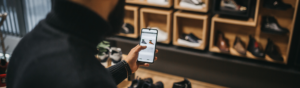 Man benutzt Loyalty Programm auf seinem Handy um im Einzelhandel einzukaufen