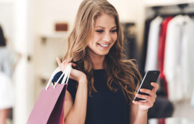 Frau benutzt Loyalty Programm auf ihrem Handy um im Einzelhandel zu shoppen