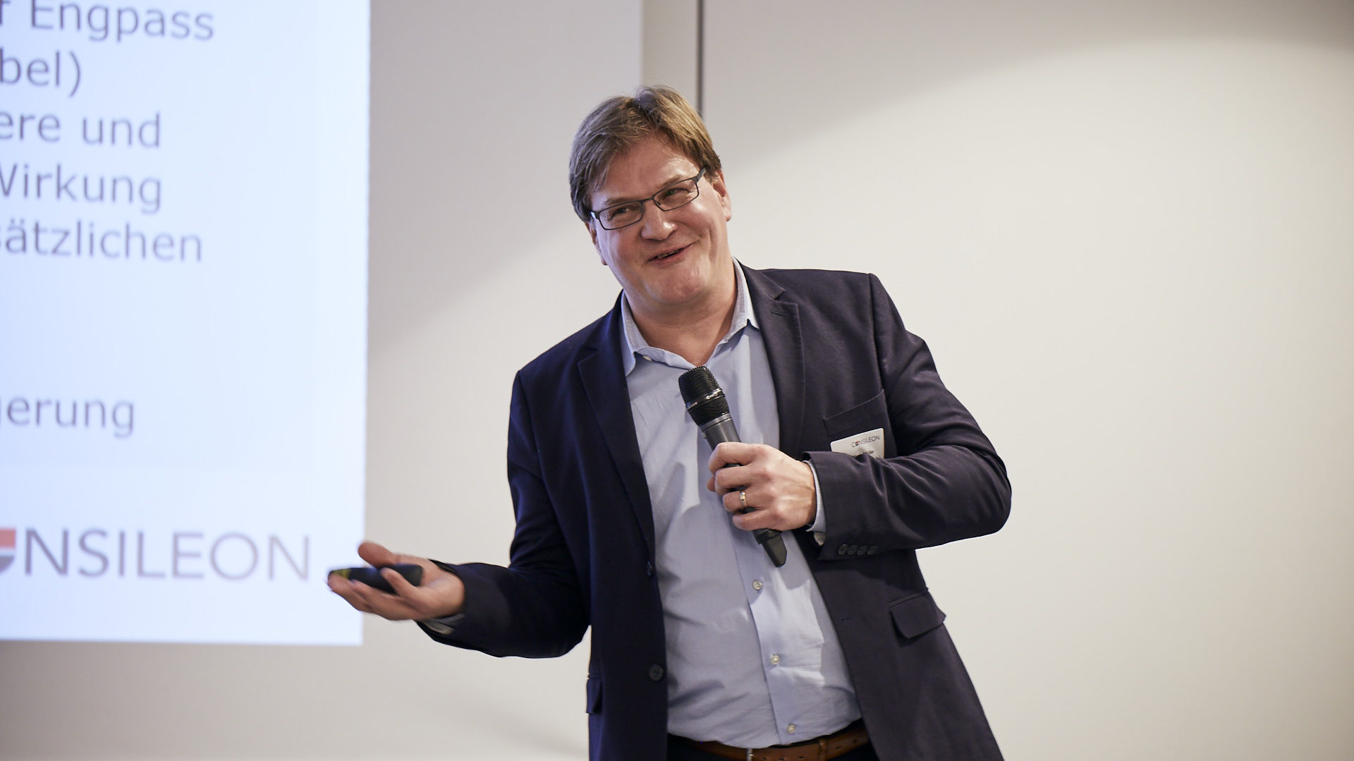 Wolfram müller bei einer Präsentation