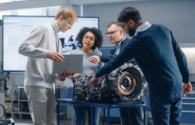 Automotive Startup: Junger Gründer arbeiten an einem Antrieb