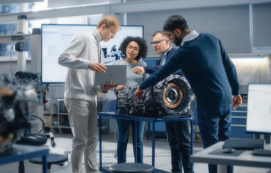 Automotive Startup: Junger Gründer arbeiten an einem Antrieb
