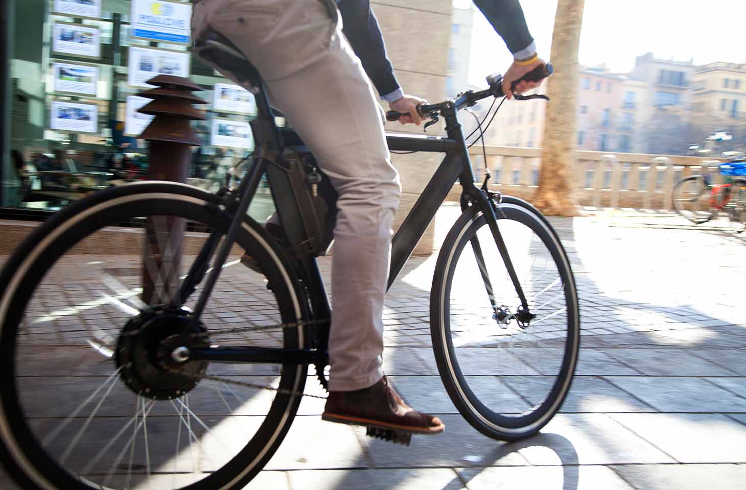 Fahrradfahrer in der Stadt auf einem E-Bike