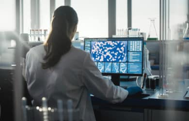 Frau sitzt an einem Computer im Labor der Zukunft.