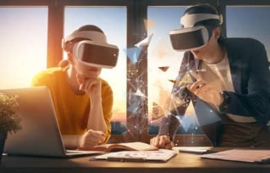 Zwei Frauen testen VR-Brillen und befinden sich im Metaverse