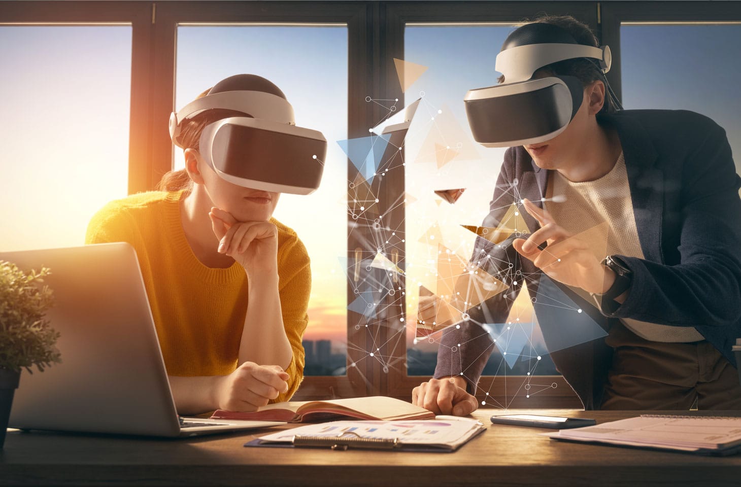 Zwei Frauen testen VR-Brillen und befinden sich im Metaverse