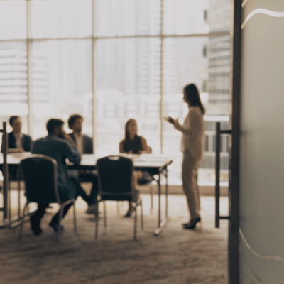 Vortrag im Business Meeting vor Kollegen, symbolisch