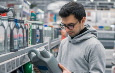 Kunde prüft Produkt im Ladenregal – Symbol für digitale Kundeninteraktion und KI-gestütztes Agent Relationship Management.