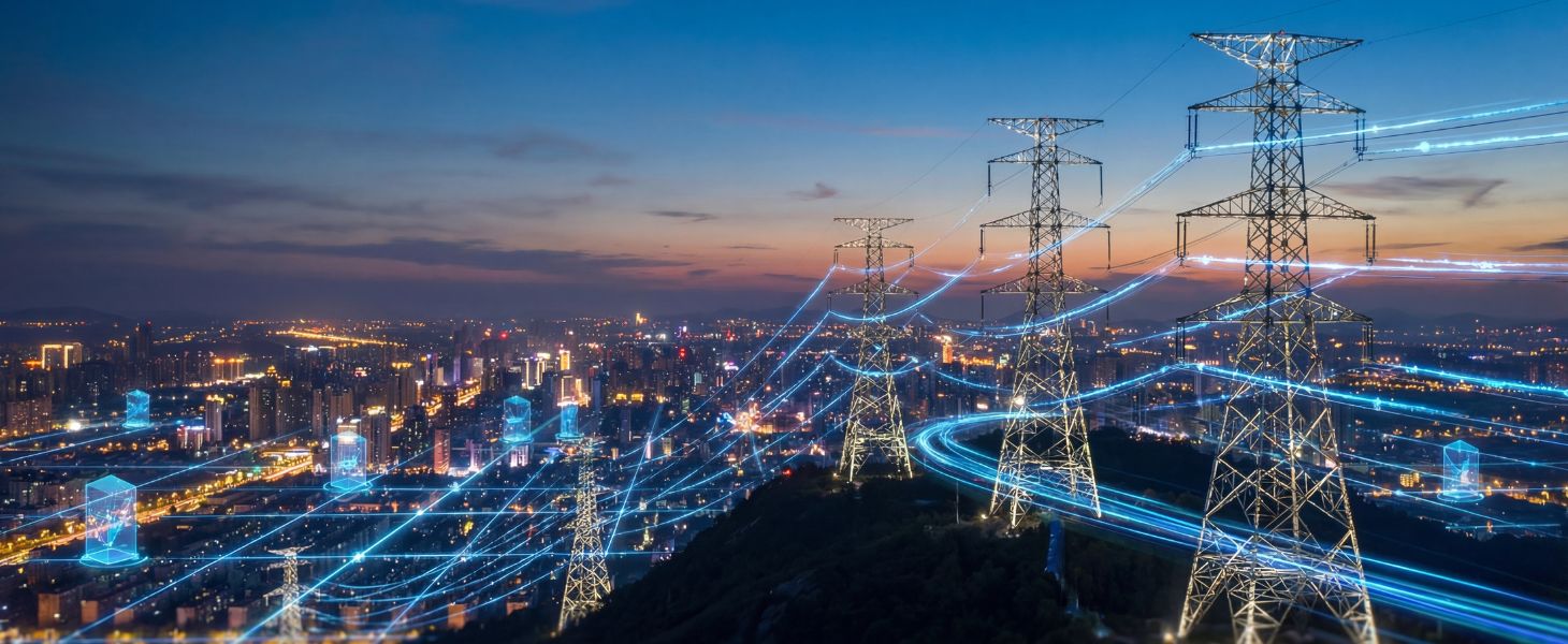 Hochspannungsmasten über einer beleuchteten Stadt bei Nacht, durchzogen von leuchtenden Datenlinien, symbolisch für intelligente Energienetze, Digitalisierung und vernetzte Infrastruktur.