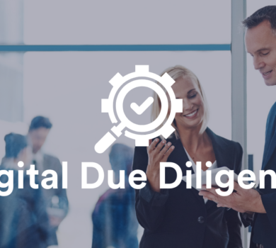 Zwei Geschäftspersonen betrachten gemeinsam ein Tablet, darüber ein Icon aus Lupe, Zahnrad und Häkchen sowie der Schriftzug „Digital Due Diligence“, symbolisch für strukturierte digitale Prüfprozesse und fundierte Entscheidungsgrundlagen.