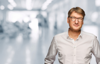 Dr. med. Michael Ullmann vor einem Labor-Hintergrund