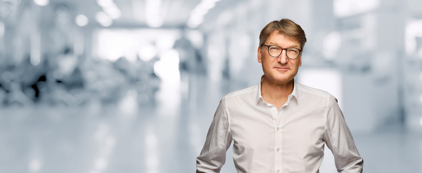 Dr. med. Michael Ullmann vor einem Labor-Hintergrund